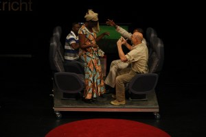 Om zijn verhaal kracht bij te zetten stond op het podium een treinstel.